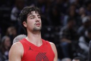 开云-把锅背好！阿夫迪亚19中7&amp;三分12投仅2中 还有7失误！